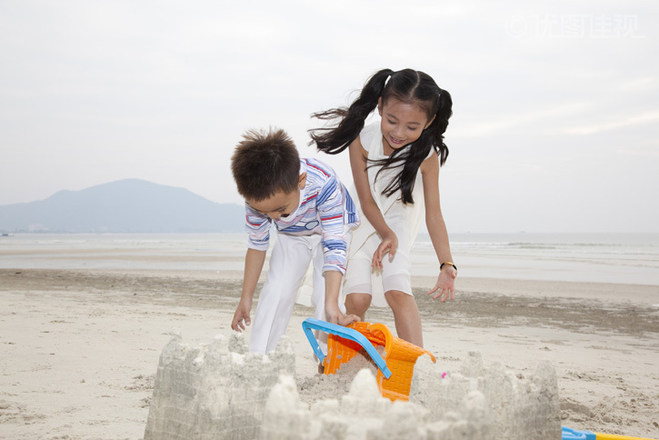 小男孩,小女孩在海滩玩耍|优图佳视