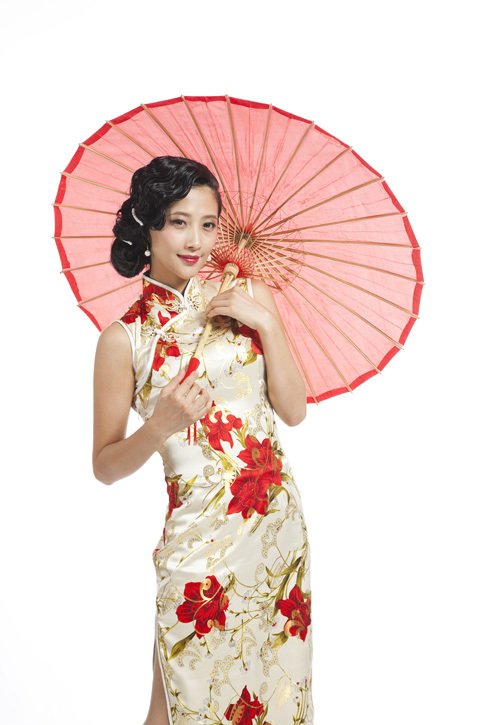 棚拍身穿旗袍的年轻女人和伞
