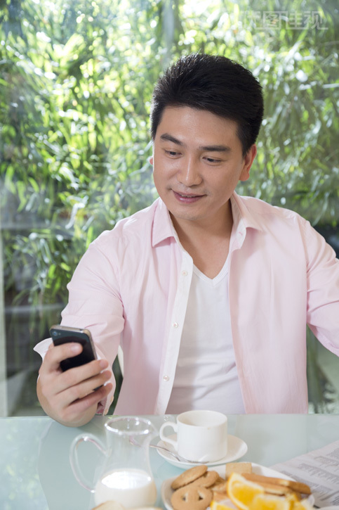 中年男人在餐厅吃早餐|优图佳视