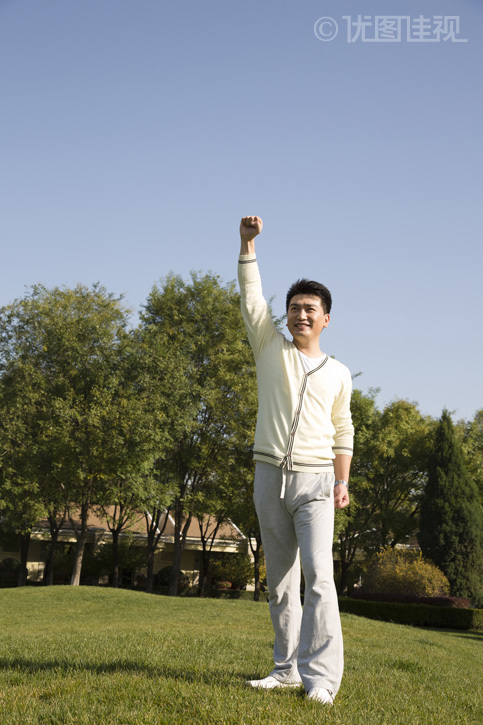 中年男人在院子里晨练