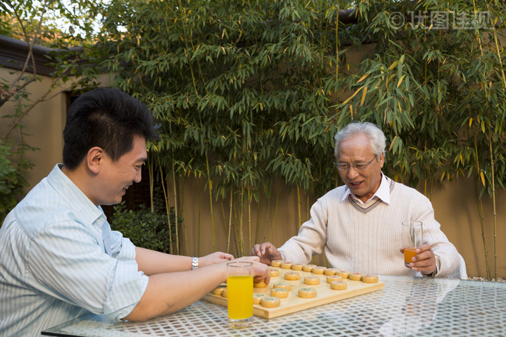 父子在院子里下棋