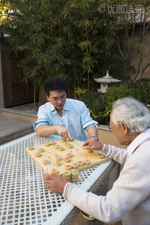 父子在院子里下棋