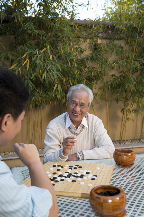 父子在院子里下棋