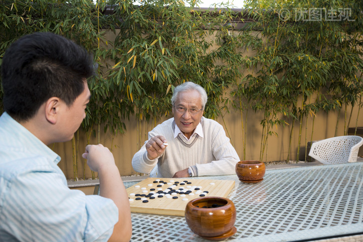 父子在院子里下棋