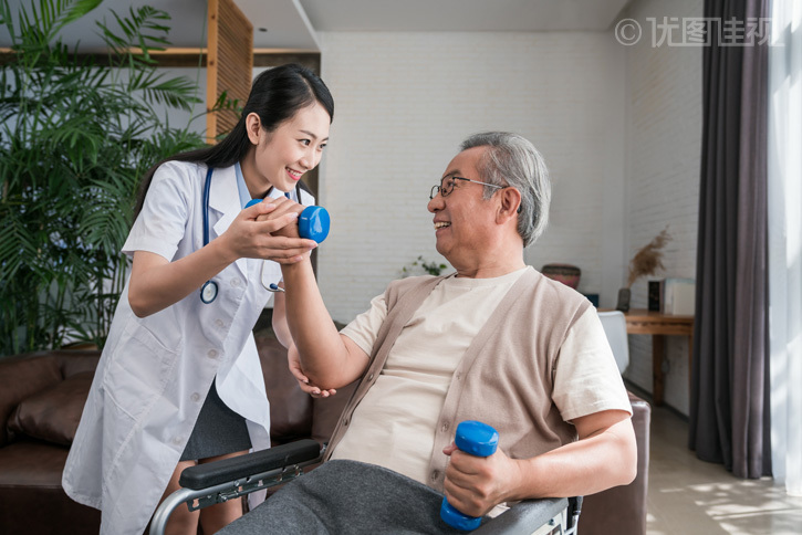 年轻的女医生在给老人做康复